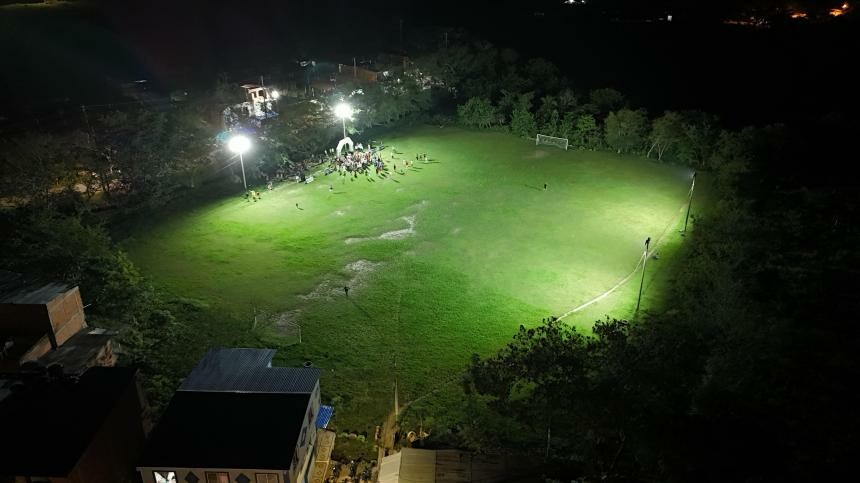 La cancha de La Miel ya cuenta con iluminación renovada