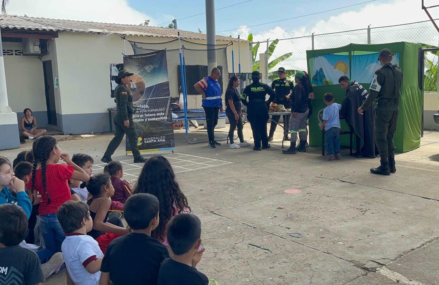 Niños y comunidad participaron en dinámicas dentro de una institución educativa