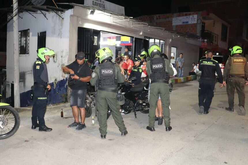 Operativos en Ibagué dejan cierres de locales y decomiso de armas blancas