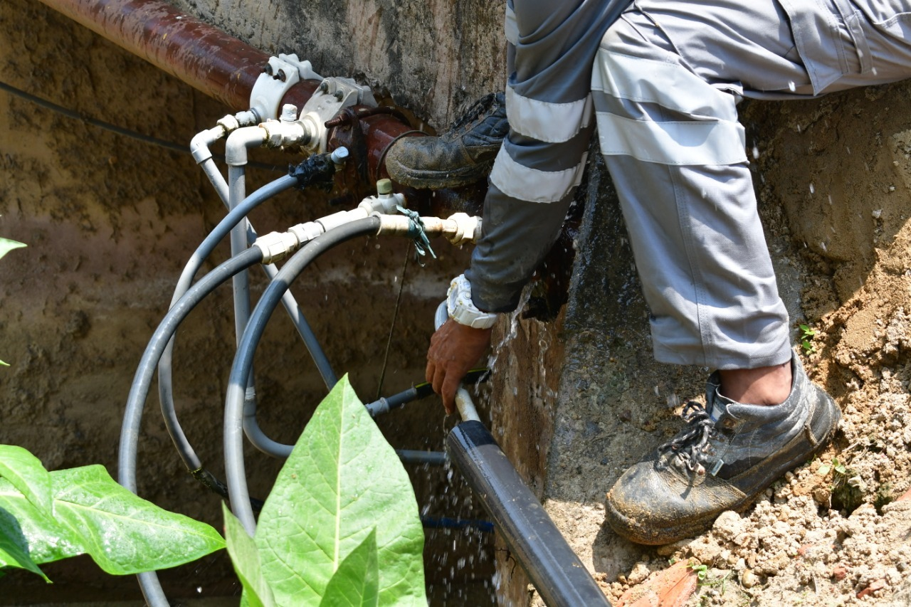 Hasta debajo de las piedras, buscan los que roban agua en Ibagué