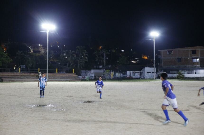 Problemas en las conexiones afectaban la iluminación del polideportivo