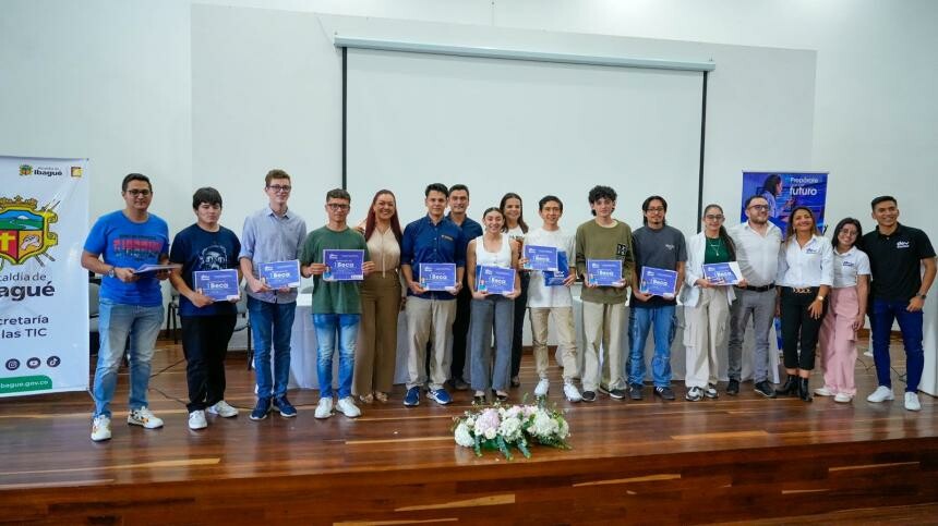Diez jóvenes acceden a becas en software con enfoque en inteligencia artificial