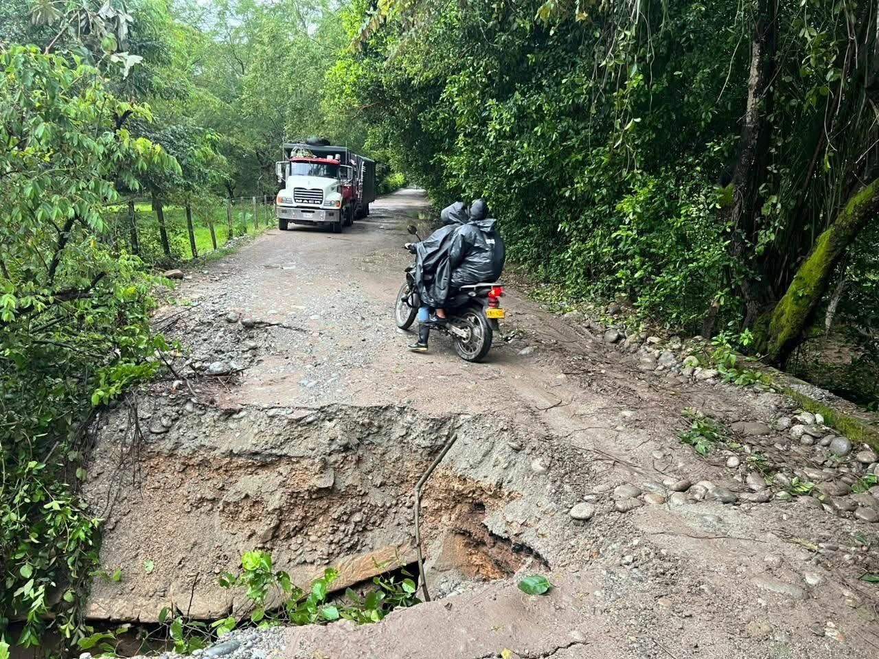 Reabren vía Ataco Planadas, afectada por fuertes lluvias