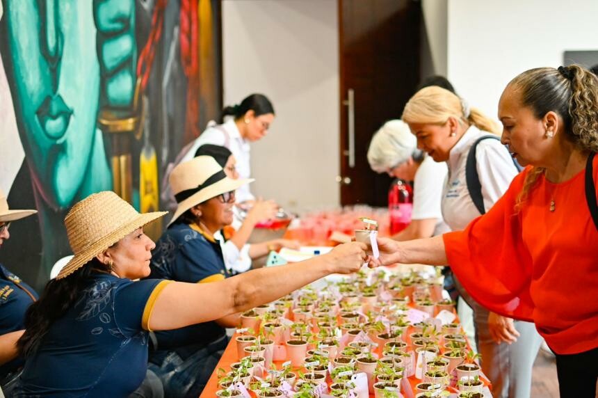 Pequeños productores de Ibagué reciben insumos agrícolas y asistencia técnica