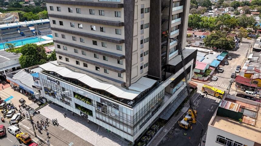 Rescatan dos personas y evacúan a más de 20 ocupantes durante ejercicio