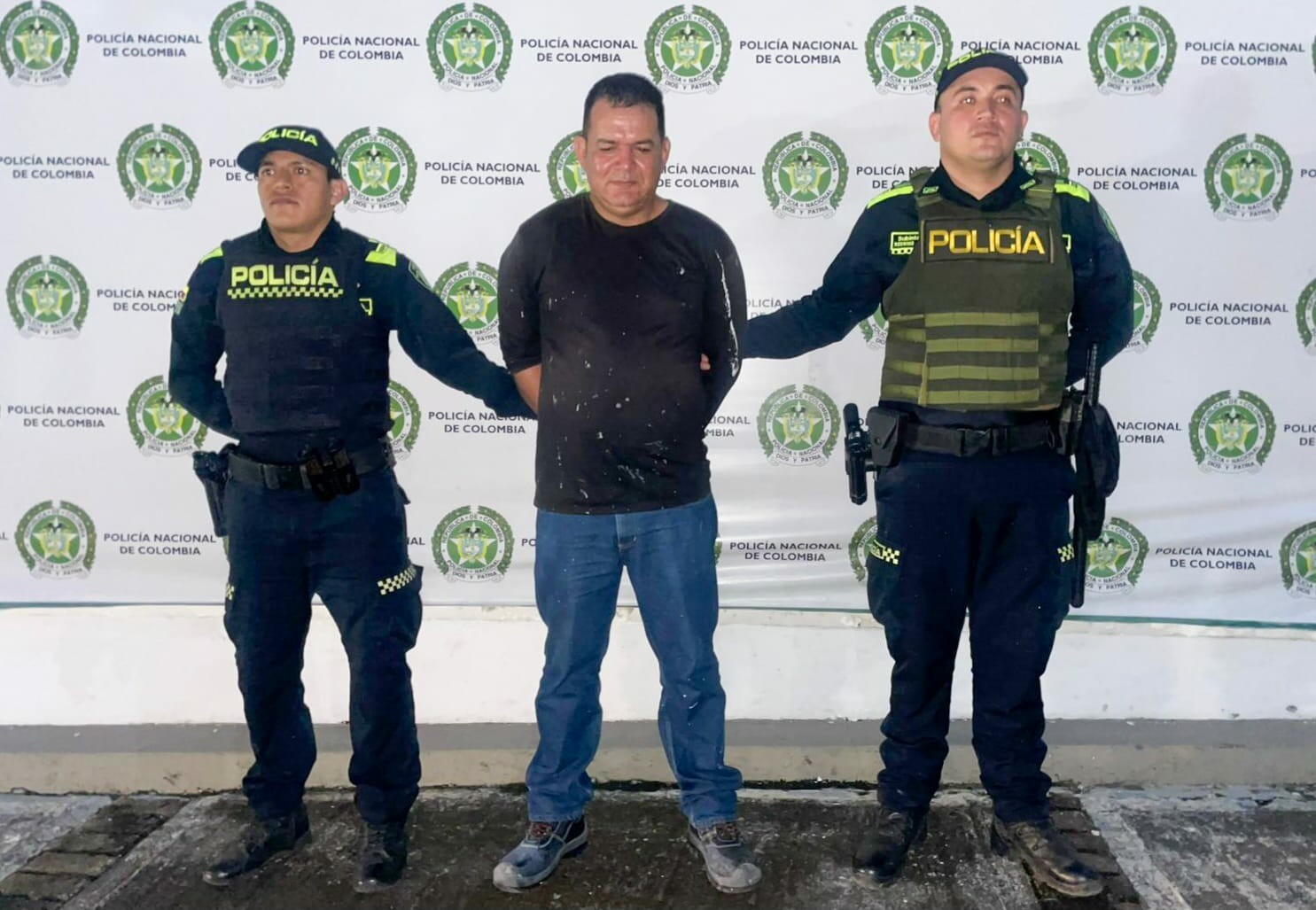 Detenido tuvo ataque de risa, mientras la policía lo presentaba