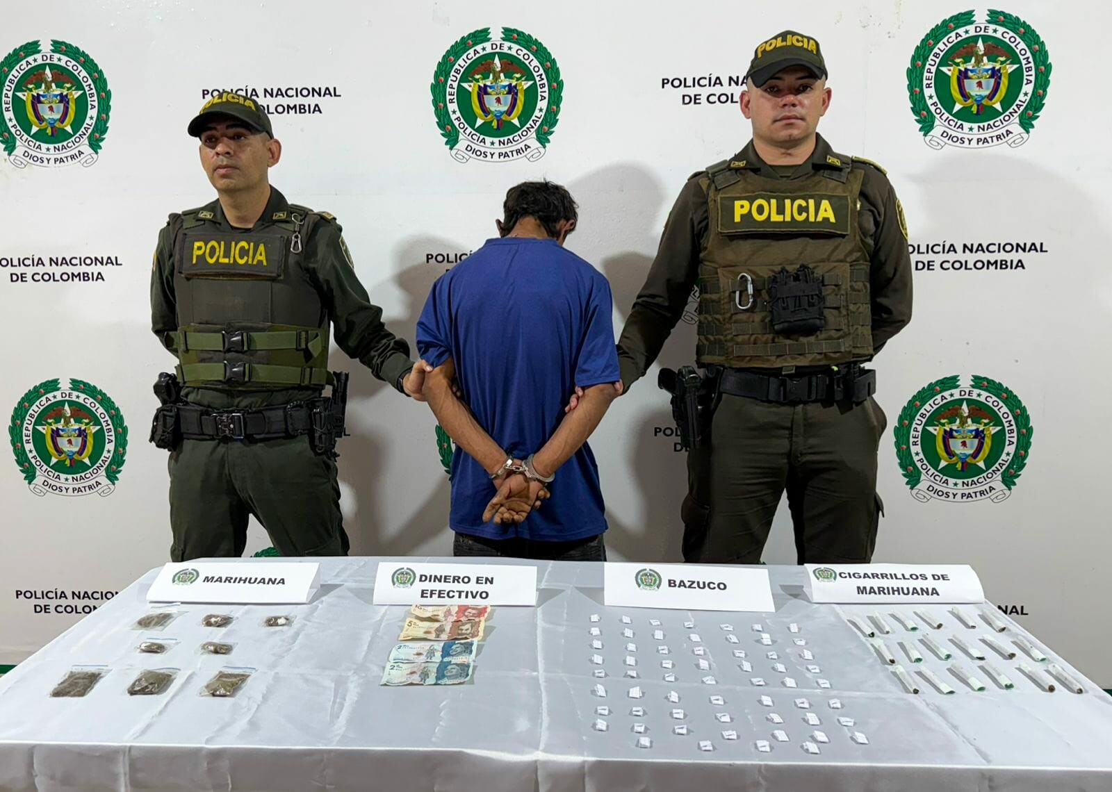Capturan a presunto expendedor con droga y dinero en el barrio Santofimio.