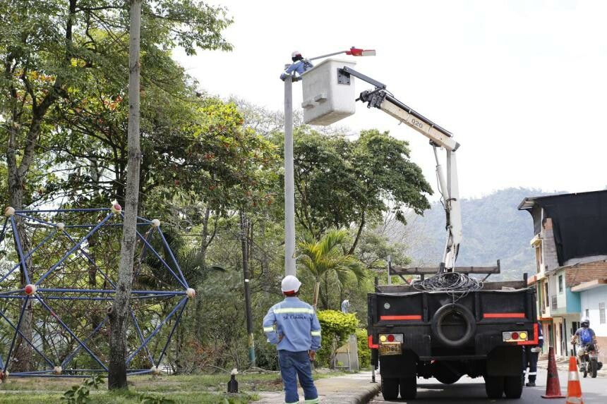 Se instalaron cinco postes nuevos y se recuperaron cuatro luminarias existentes