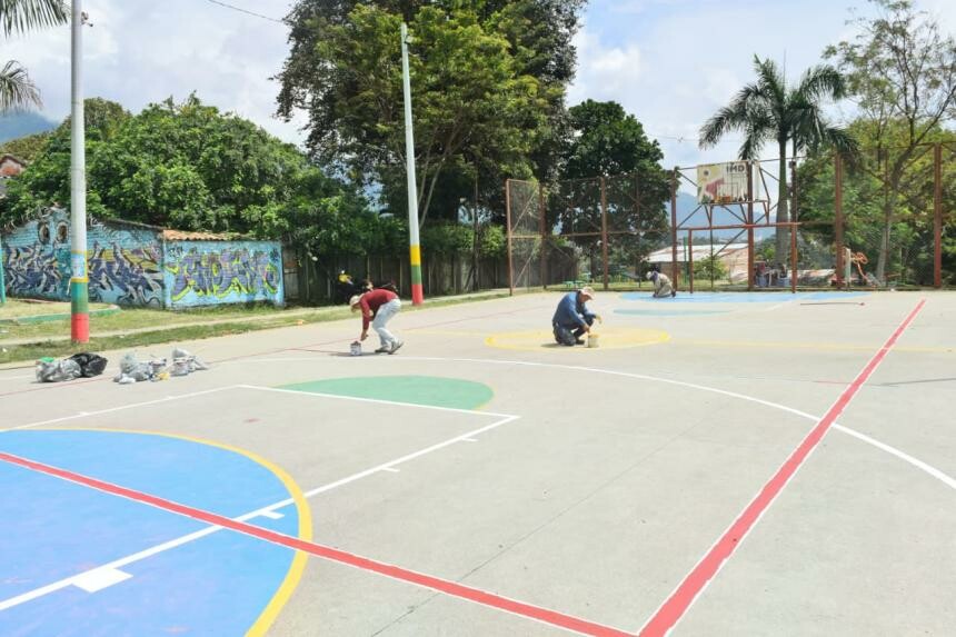Se realizan trabajos estructurales y deportivos para habilitar canchas en la comuna 12