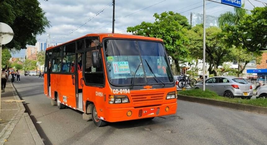 Transporte público ajusta rutas y amplía cobertura durante los desfiles del Festival Folclórico