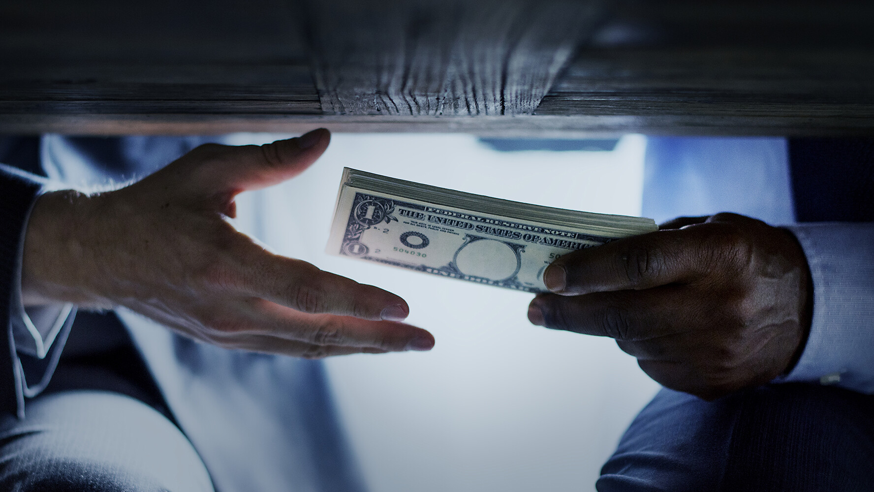 Sí le cobran por hacer tramites en oficinas del estado; lo están estafando